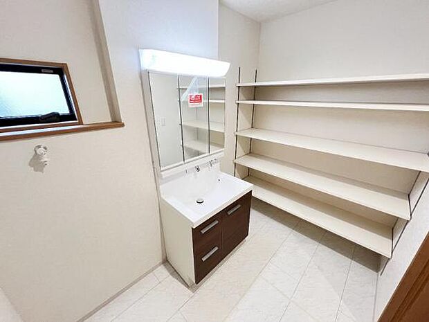 洗面化粧台です。朝の身支度から1日が始まります。