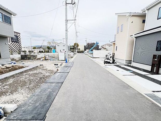 前面道路を含めた現地写真です。