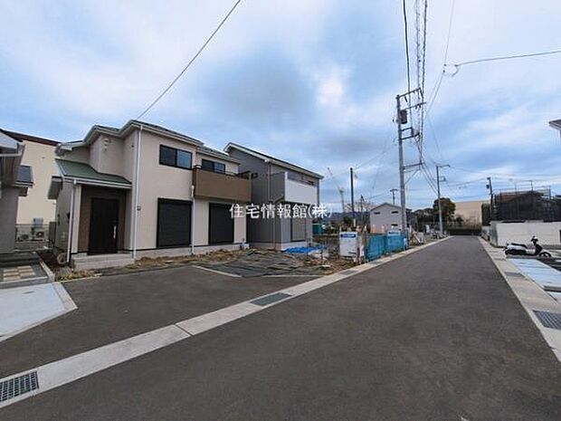 前面道路を含めた現地写真です。