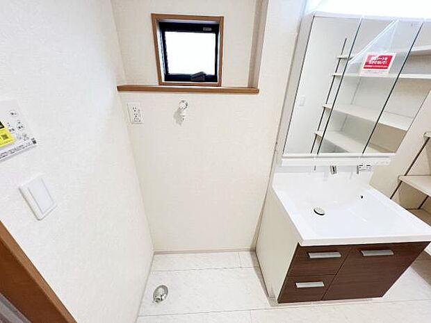 独立洗面台の横にはランドリースペースがございます。