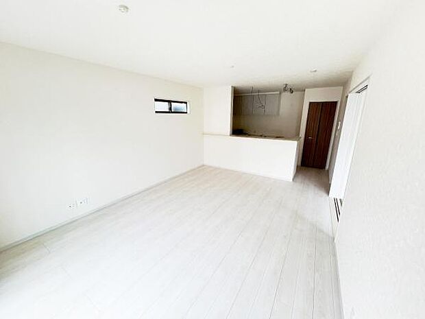 お食事中もキッチンと会話が楽しめるダイニングスペース。