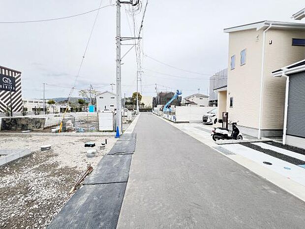 前面道路を含めた現地写真です。