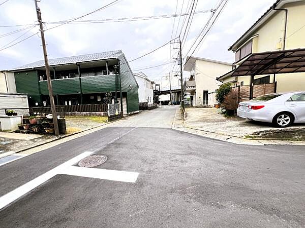 前面道路を含めた現地写真です。ぜひ周辺環境も併せてご覧ください。
