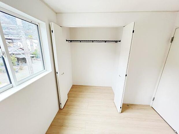 いつでもお部屋をスッキリお使い頂ける収納スペースを設置。