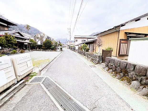 前面道路を含めた現地写真です。