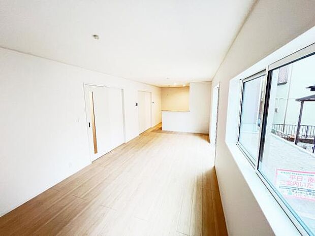 お食事中もキッチンと会話が楽しめるダイニングスペース。