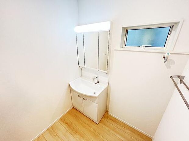 洗面化粧台です。朝の身支度から1日が始まります。