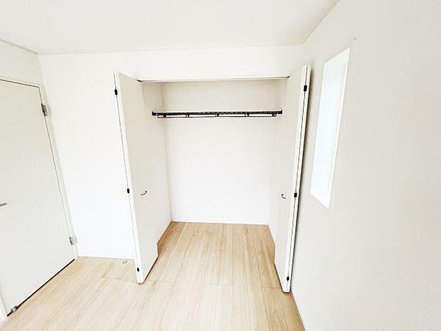 いつでもお部屋をスッキリお使い頂ける収納スペースを設置。