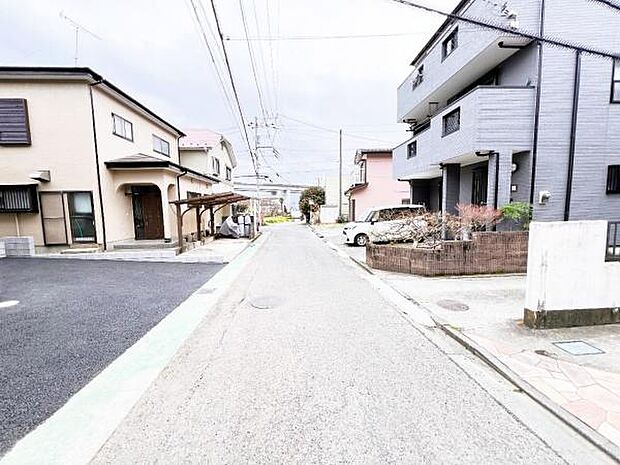 前面道路を含めた現地写真です。