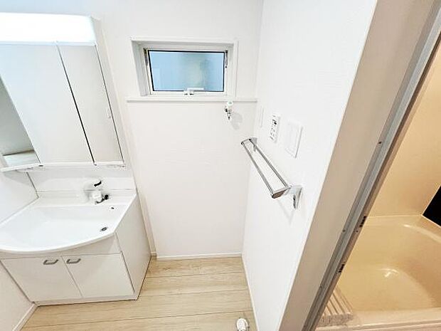 独立洗面台の横にはランドリースペースがございます。