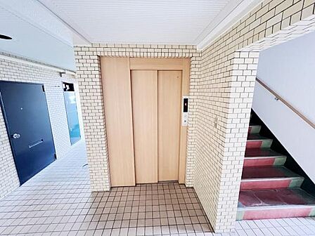 上下階の異動に便利なエレベーター完備です。