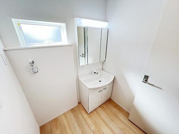 洗面化粧台です。朝の身支度から1日が始まります。