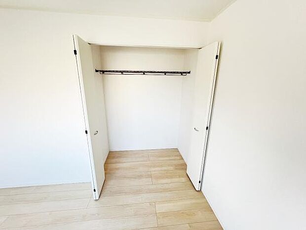 いつでもお部屋をスッキリお使い頂ける収納スペースを設置。