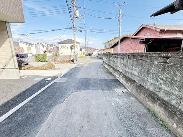 前面道路を含めた現地写真です。