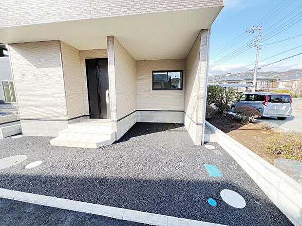 駐車場ももちろん完備しておりますのでお車所有の方にも心強いです。