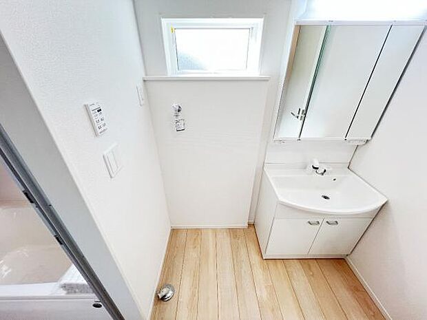 独立洗面台の横にはランドリースペースがございます。