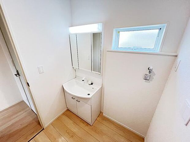 洗面化粧台です。朝の身支度から1日が始まります。