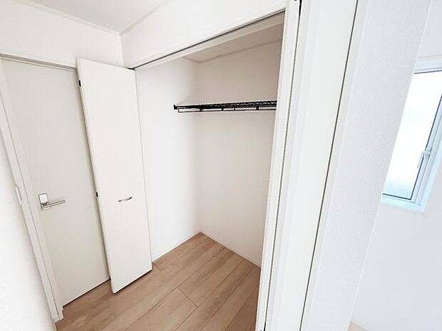 いつでもお部屋をスッキリお使い頂ける収納スペースを設置。