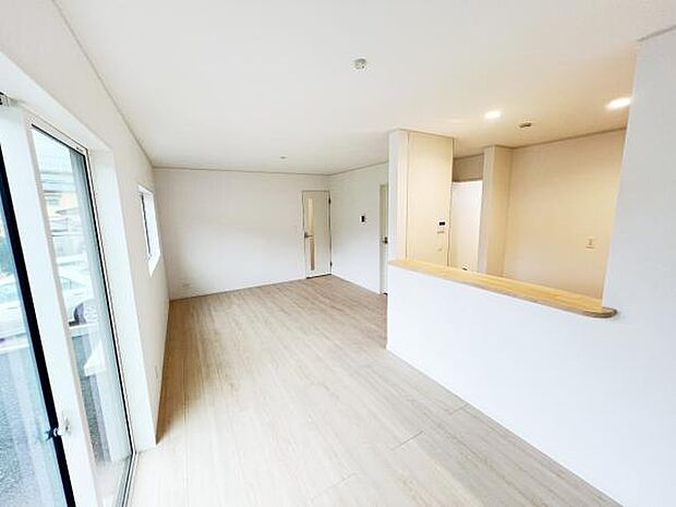 お食事中もキッチンと会話が楽しめるダイニングスペース。