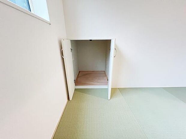 いつでもお部屋をスッキリお使い頂ける収納スペースを設置。