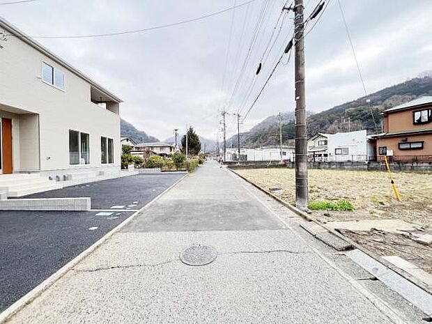 前面道路を含めた現地写真です。