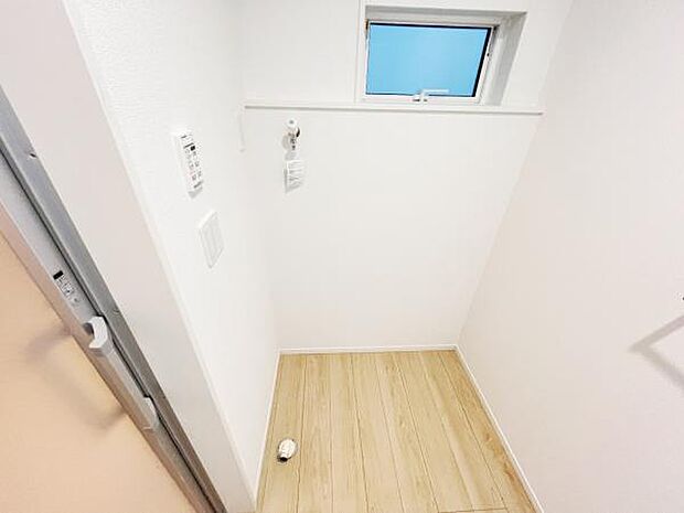 独立洗面台の横にはランドリースペースがございます。