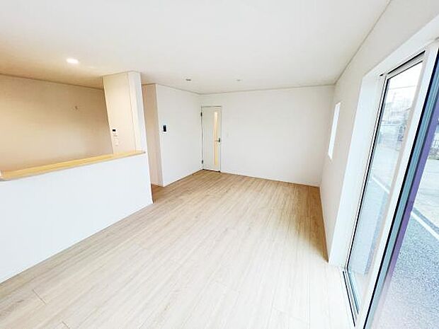 お食事中もキッチンと会話が楽しめるダイニングスペース。