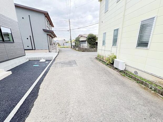 前面道路を含めた現地写真です。