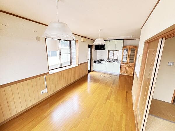 お食事中もキッチンと会話が楽しめるダイニングスペース。