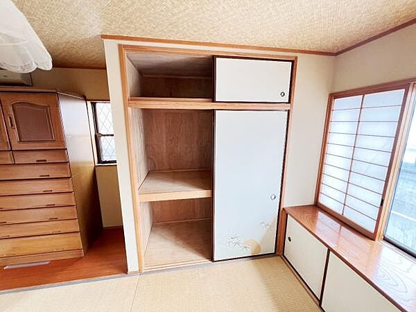 いつでもお部屋をスッキリお使い頂ける収納スペースを設置。