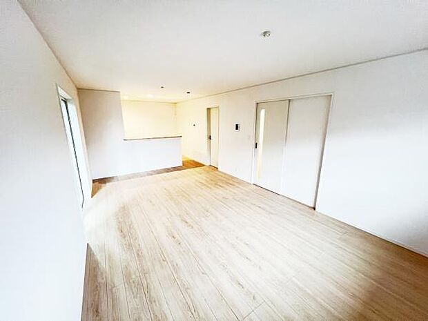 お食事中もキッチンと会話が楽しめるダイニングスペース。