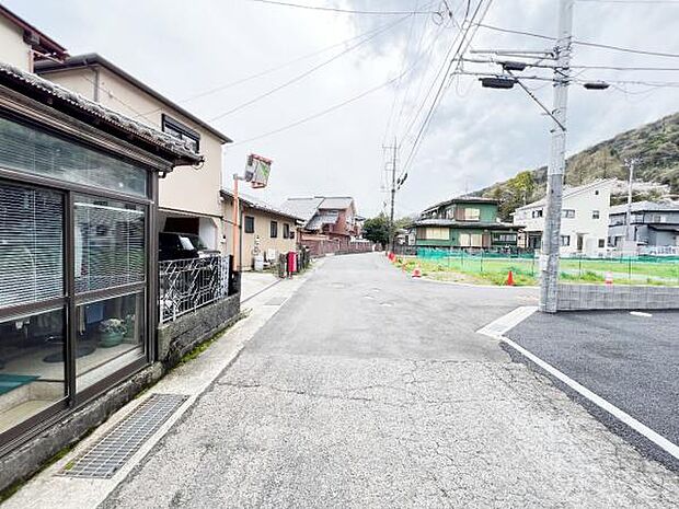 前面道路を含めた現地写真です。