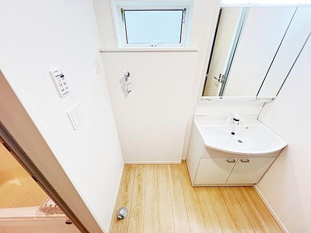 独立洗面台の横にはランドリースペースがございます。