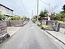 外観：前面道路を含めた現地写真です。