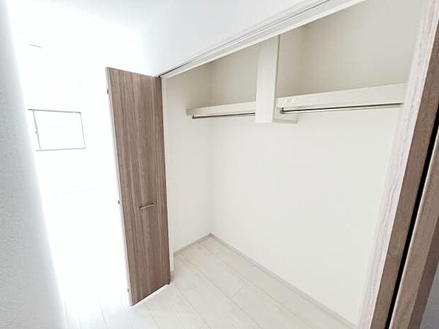 明るい広々とした主寝室でご家族ゆっくりお休みになれますね。