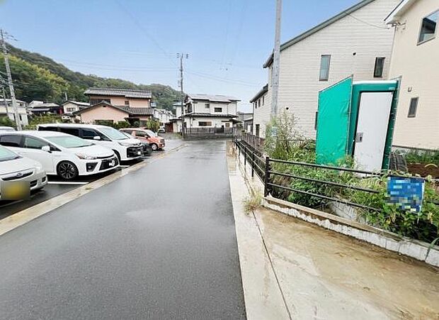 前面道路を含めた現地写真です。