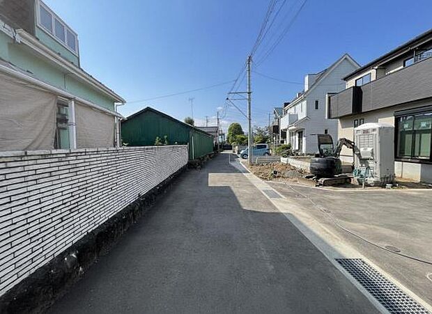 前面道路を含めた現地写真です。