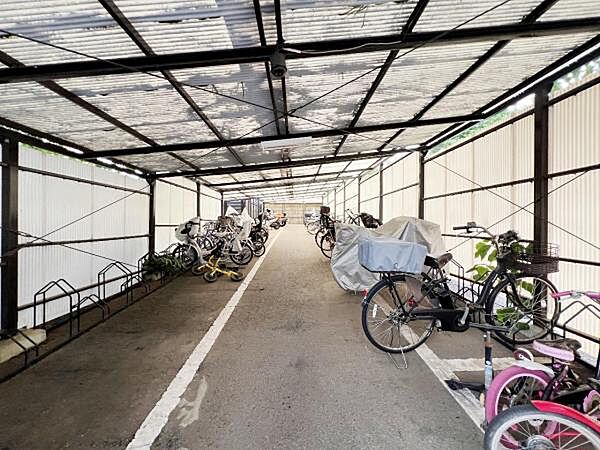 駐輪場はきちんと整理され、自転車の出し入れもスムーズに行えますね。