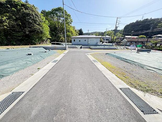前面道路を含めた現地写真です。