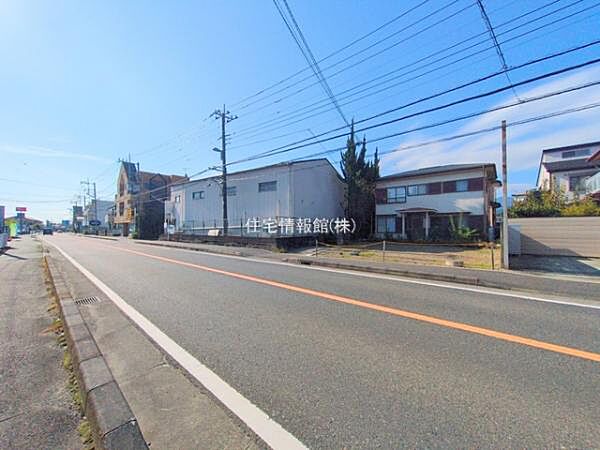 前面道路を含めた現地写真です。