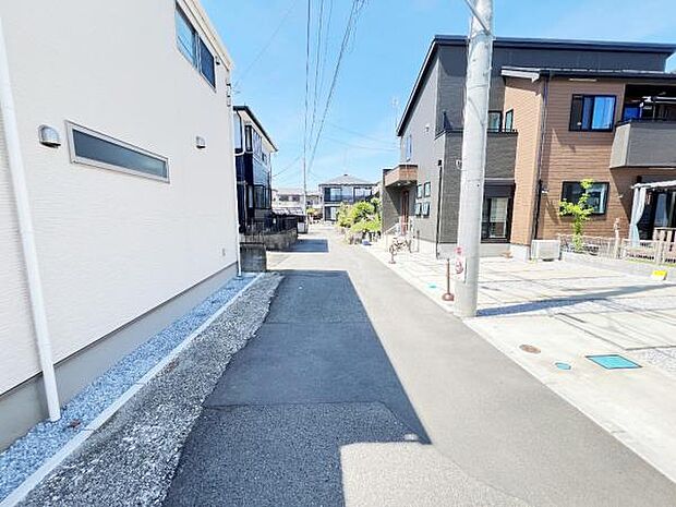 前面道路を含めた現地写真です。