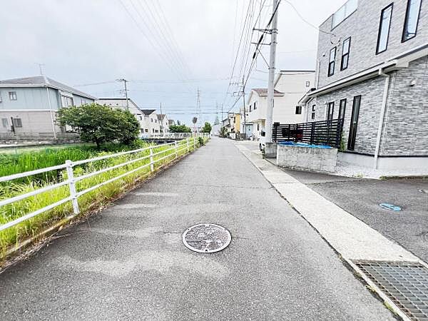 前面道路を含めた現地写真です。