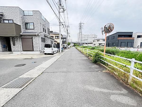 前面道路を含めた現地写真です。ぜひ周辺環境も併せてご覧ください。
