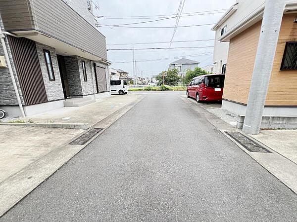 前面道路です。住宅地につき落ち着いた新生活を始められそうです。