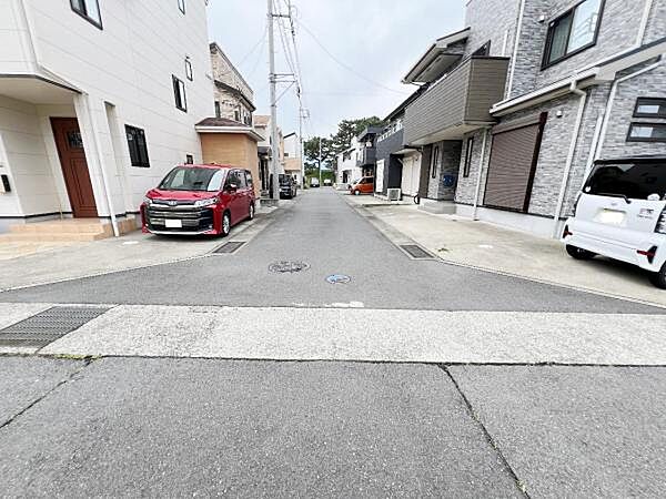 前面道路は幅員約5mございます。