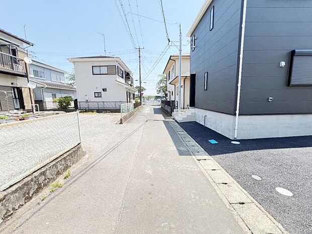 前面道路を含めた現地写真です。