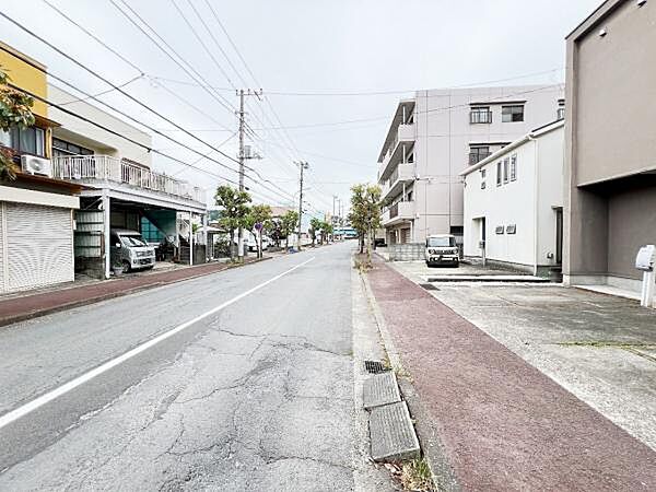 前面道路を含めた現地写真です。ぜひ周辺環境も併せてご覧ください。