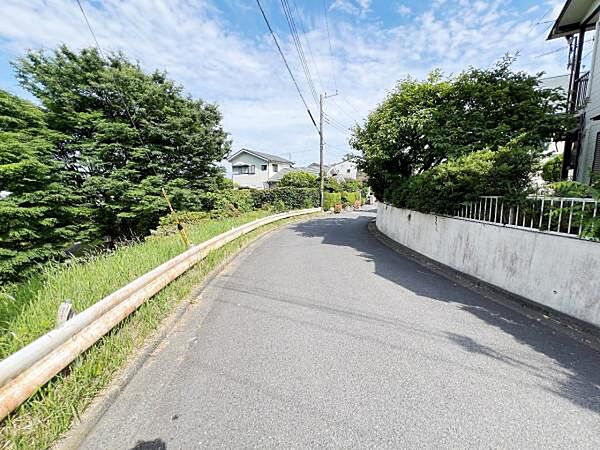 前面道路を含めた現地写真です。ぜひ周辺環境も併せてご覧ください。