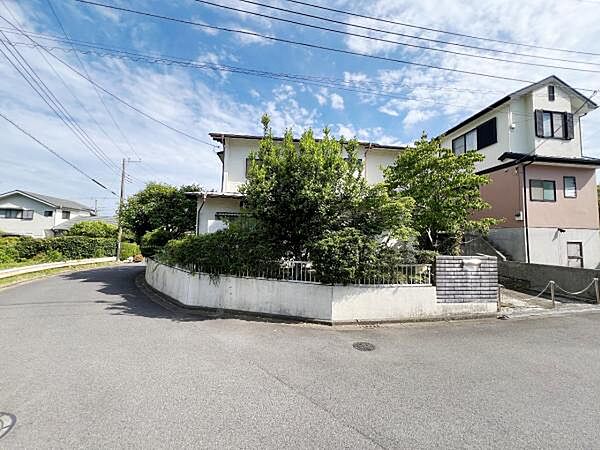 木造2階建てです。