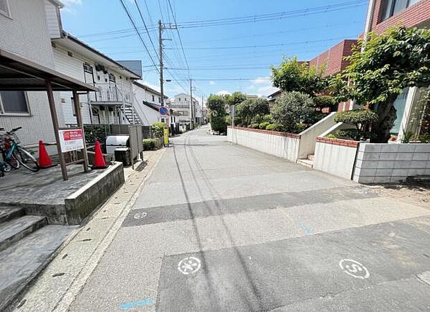 前面道路を含めた現地写真です。